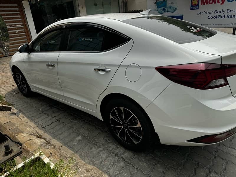 Hyundai Elantra 2022 3
