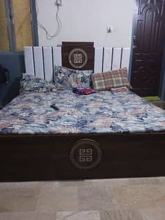 bed woodenrob matress and singhar mase