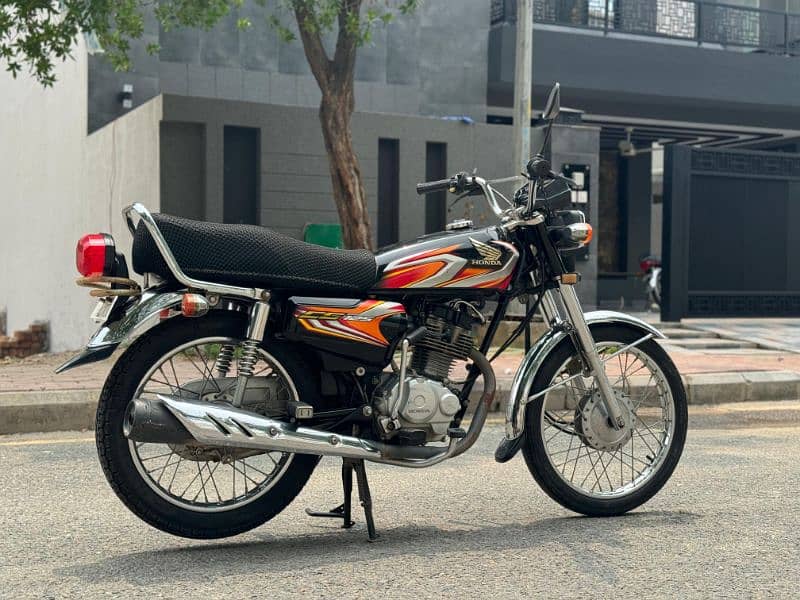 CG 125 | ONLY DRIVEN 22500 KMs | GOOD CONDITION | LAHORE NUMBER 1