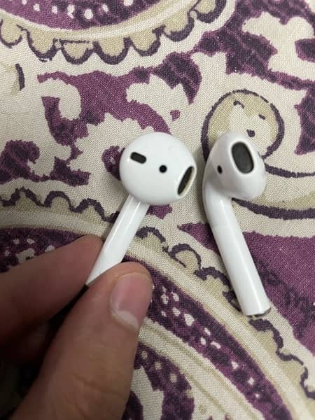 Apple airpods 2 6