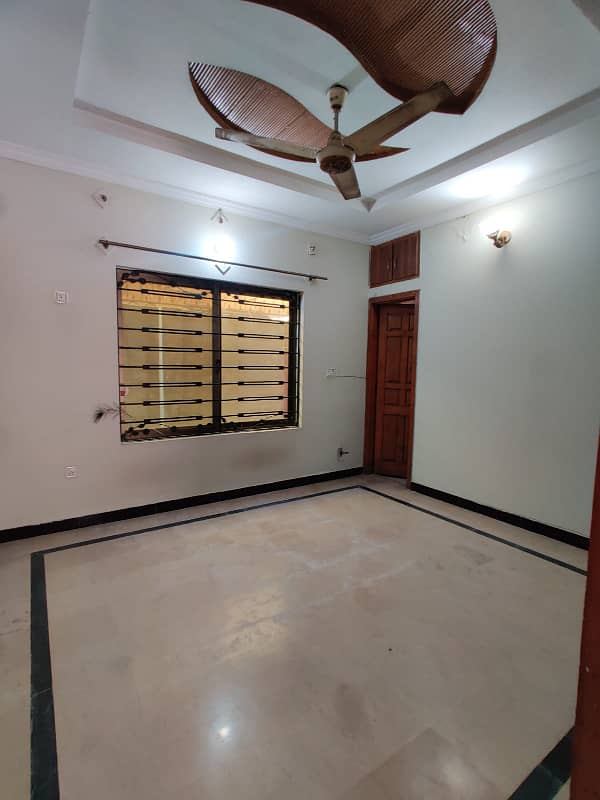25*40 UPPER PORTION AVAILABLE FORF RENT IN G 13 3