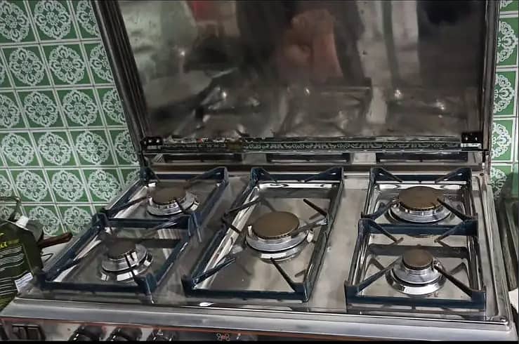 Pre-Loved Gas Oven: Bake Your Way to Deliciousness! 2