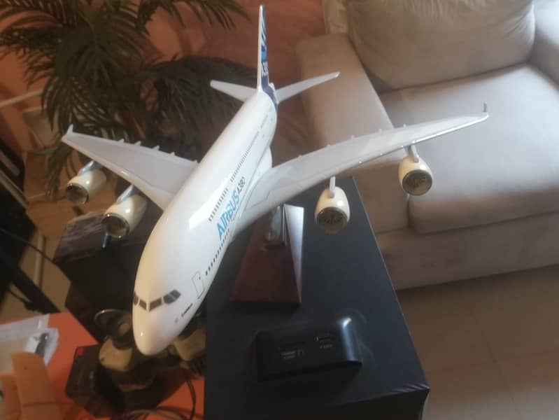 A-380 SCALE MODEL 0