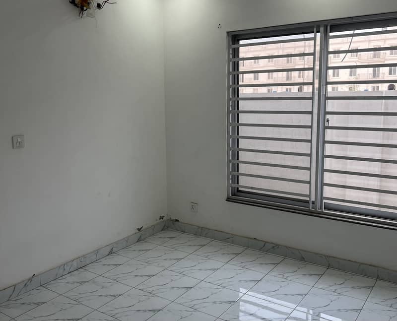 Corner appartment for sale with 3 bed and best location 6