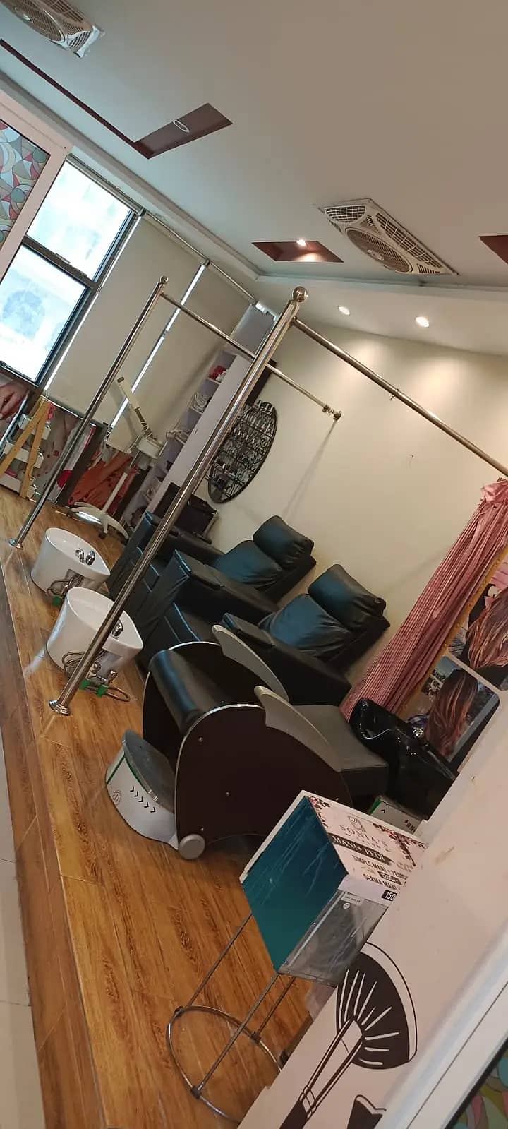 Beauty Salon setup for sale/ running ladies salon for sale F11 Markaz 2