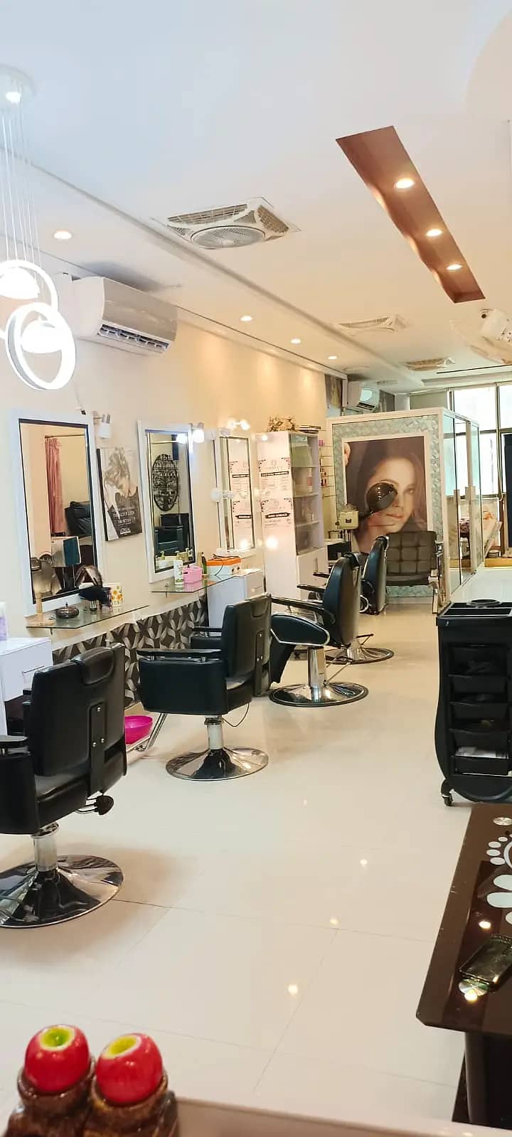 Beauty Salon setup for sale/ running ladies salon for sale F11 Markaz 4