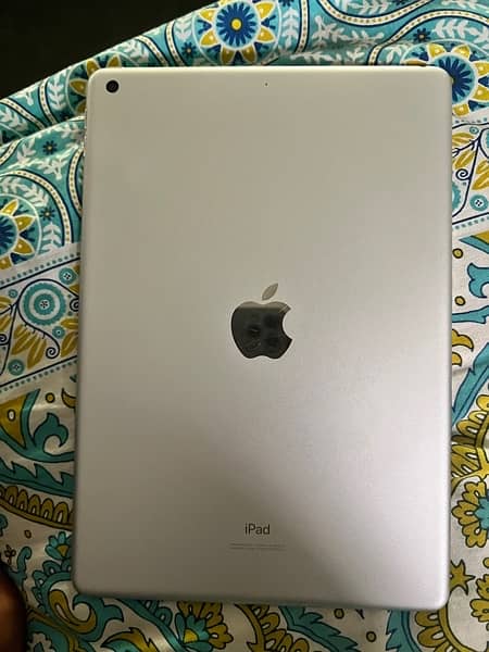 Ipad 8th Generation 128Gb (white colour) 4 months used NEW almost 3