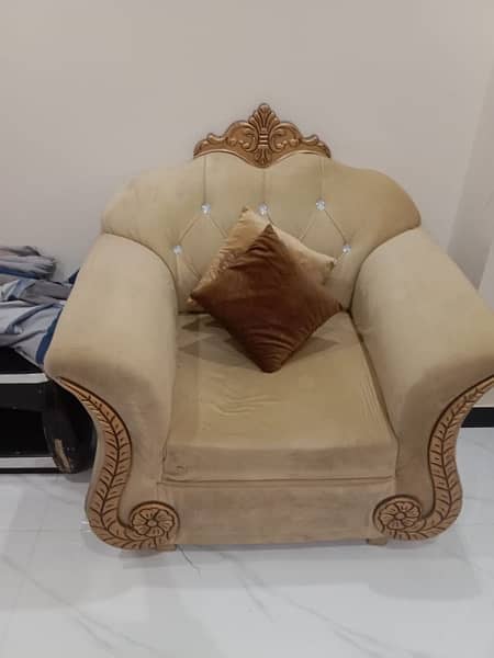 urgent sale sofa with 8 pillows 1