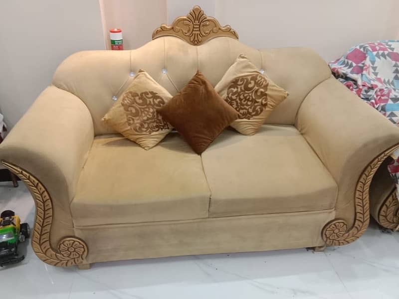 urgent sale sofa with 8 pillows 2