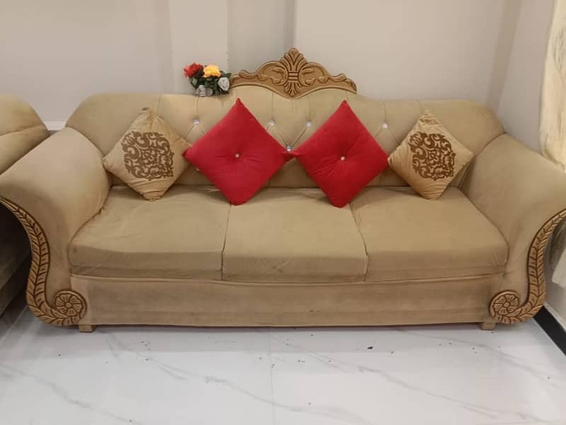 urgent sale sofa with 8 pillows 3