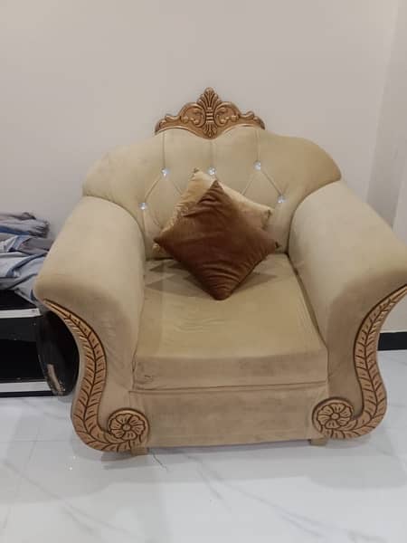 urgent sale sofa with 8 pillows 4