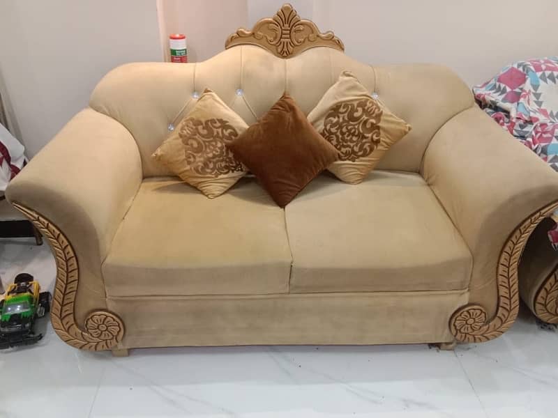 urgent sale sofa with 8 pillows 6