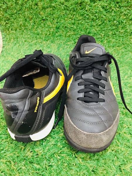 100℅ original nike grippers shoes 10/10 condition 4