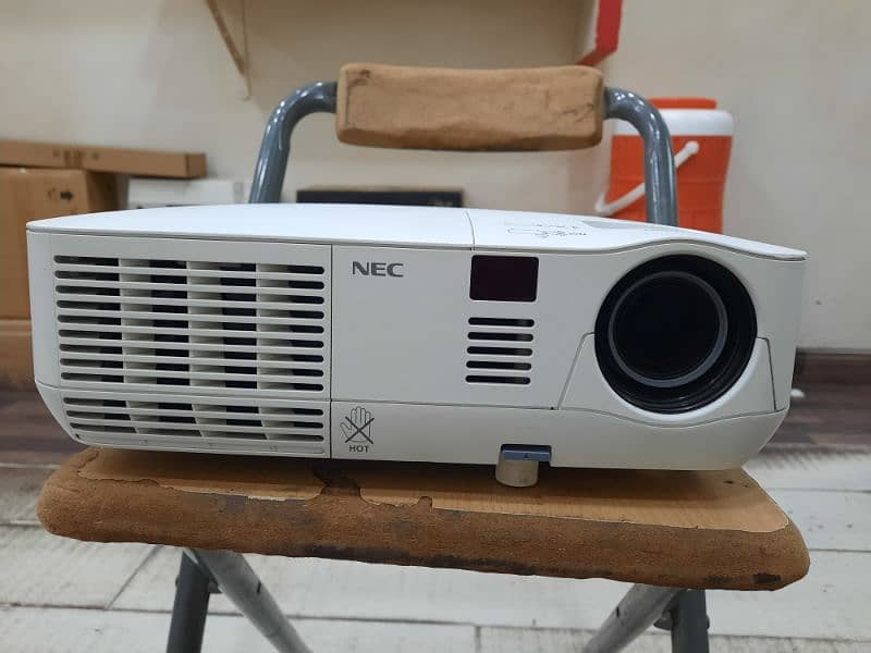 Nec M 332X Projector in 10/10 Condition 5