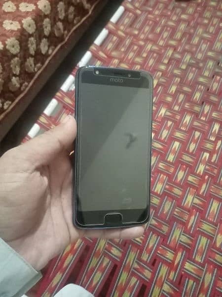 Im selling moto E4 Dual sim 0