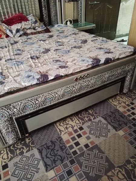 bad 2 said table mirror good condition theek hai with matress 3