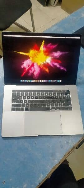 Apple MacBook 2018 15"

Intel core i7 2.8Gz
16GB 
512GB Ssd 1