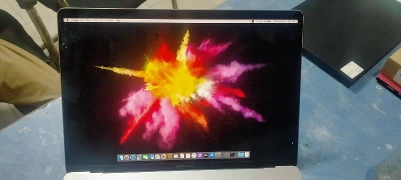 Apple MacBook 2018 15"

Intel core i7 2.8Gz
16GB 
512GB Ssd 2