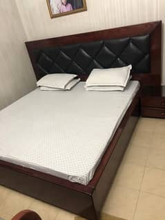 queen size bed in 10/10  condition