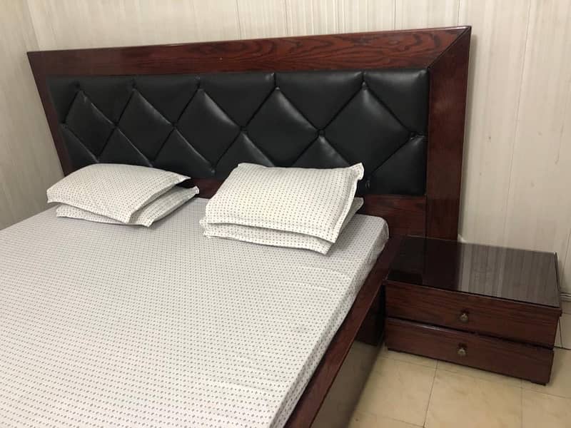 queen size bed in 10/10  condition 1