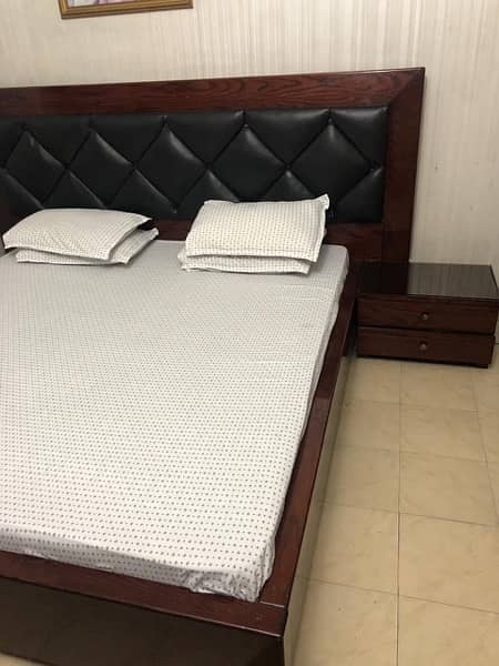 queen size bed in 10/10  condition 4