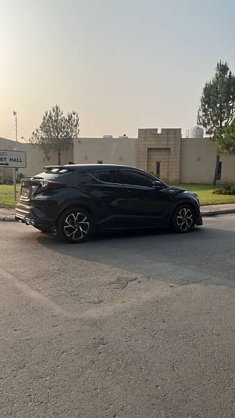 Toyota C-HR 2017 1