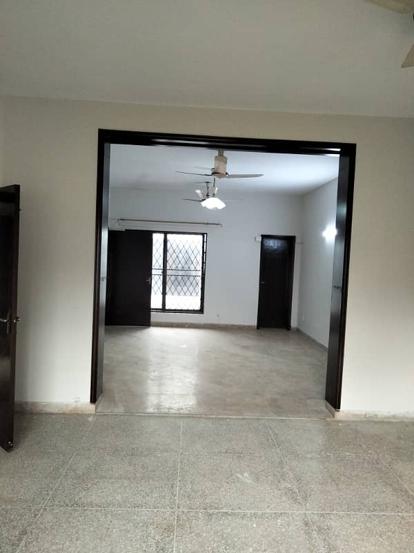 MIAN ESTATE OFFERS KANAL 1 STOREY INDEPENDENT HOUSE AVAILABLE FOR RENT ONLY FOR FAMILY 1