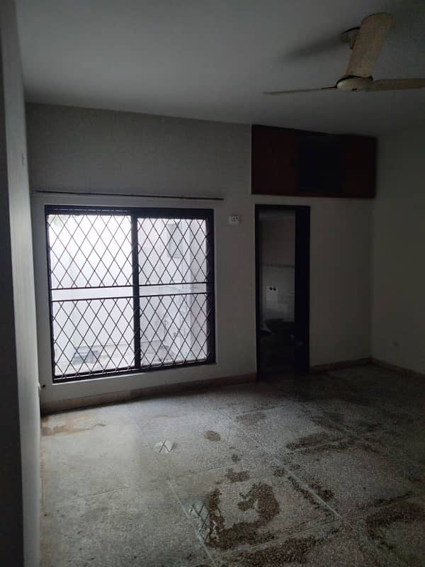MIAN ESTATE OFFERS KANAL 1 STOREY INDEPENDENT HOUSE AVAILABLE FOR RENT ONLY FOR FAMILY 5