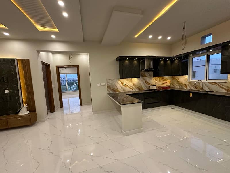 10 MARLA LAVISH HOUSE NEAR PARK AVAIABLE FOR SALE 0