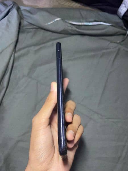 Infinix hot 9 play 4/64 10 by 10 condition with box 4