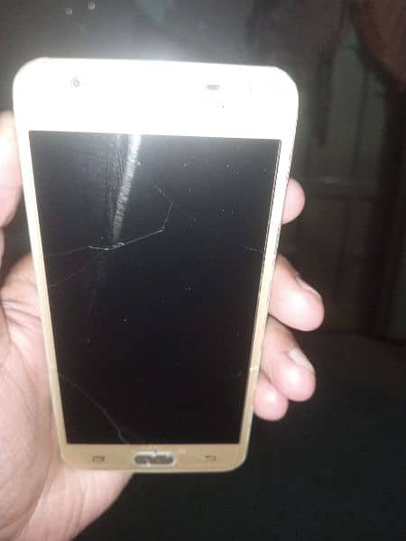 Samsung j5 prime bht acha chlta hai urgent sale krna hai 0