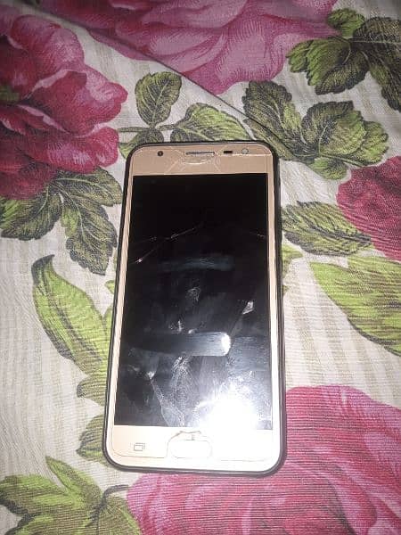 Samsung j5 prime bht acha chlta hai urgent sale krna hai 4