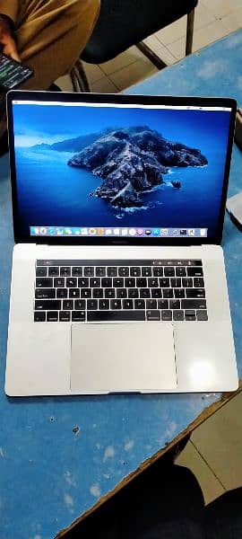 Apple MacBook 2016 15"

Intel core i7 2.8Gz
16GB Ram 
512GB Ssd 1