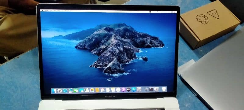 Apple MacBook 2016 15"

Intel core i7 2.8Gz
16GB Ram 
512GB Ssd 2