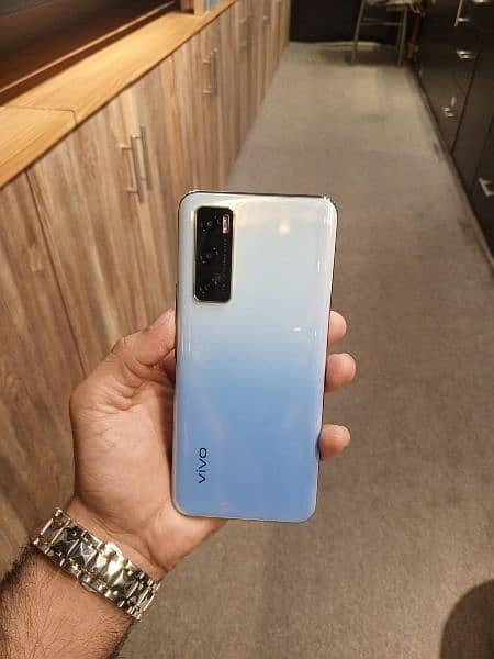 vivo v20se with box and charger 1