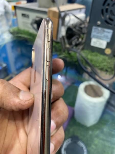 iclouded iphone xs , 128 gb , non pta no open back glass break 4