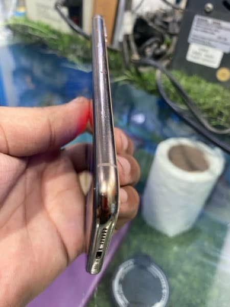 iclouded iphone xs , 128 gb , non pta no open back glass break 5