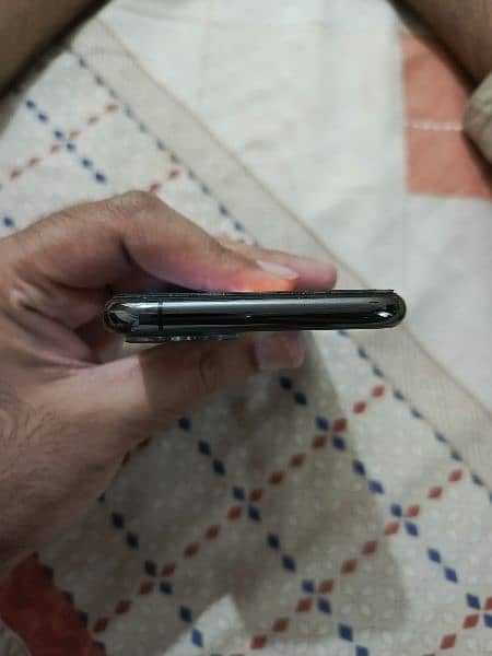 Iphone 11 pro Non PTA 4 month sim time 4