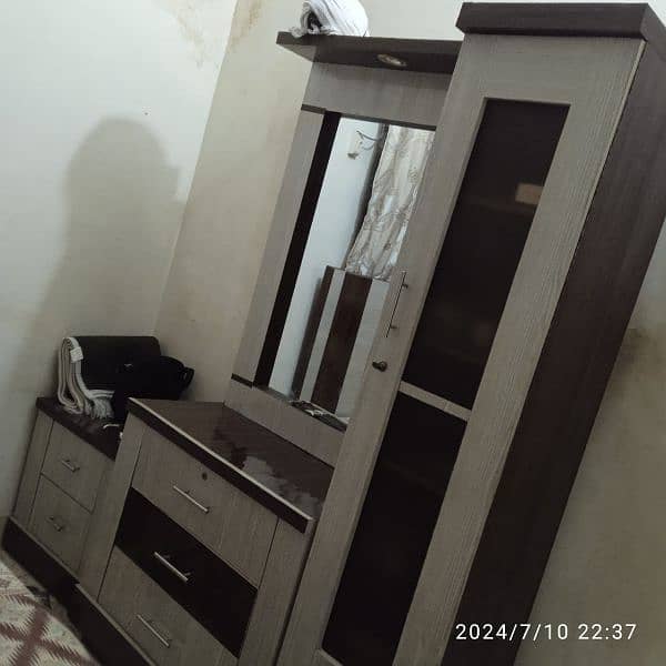 bedroom set king size bed in good condition 2