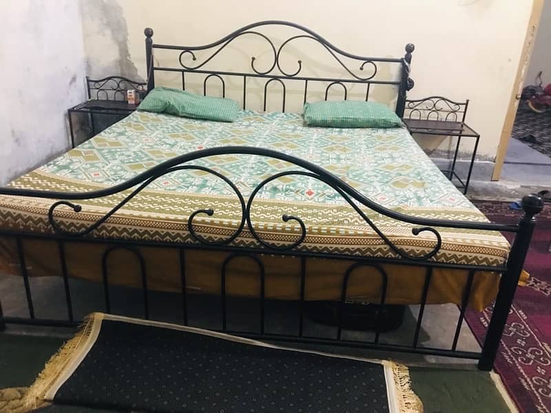 King size double iron bed 0
