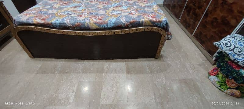 Bed set for sale with two side tables and dressing 4
