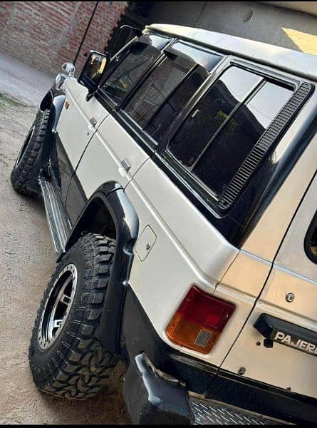 Mitsubishi Pajero 1988 2