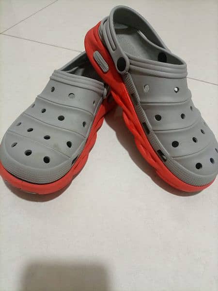 CROCS IN GREY AND RED COLOUR 5