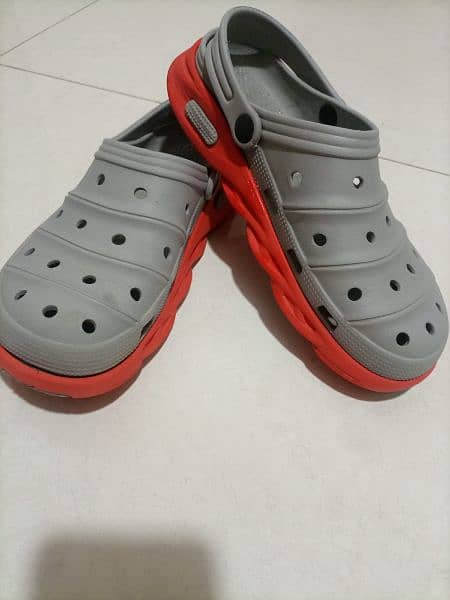 CROCS IN GREY AND RED COLOUR 6