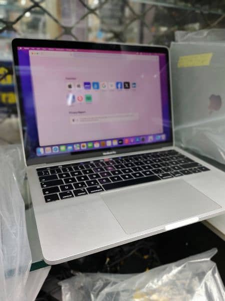 MacBook pro 15 2019 i9 16 GB and 500 SSD 3