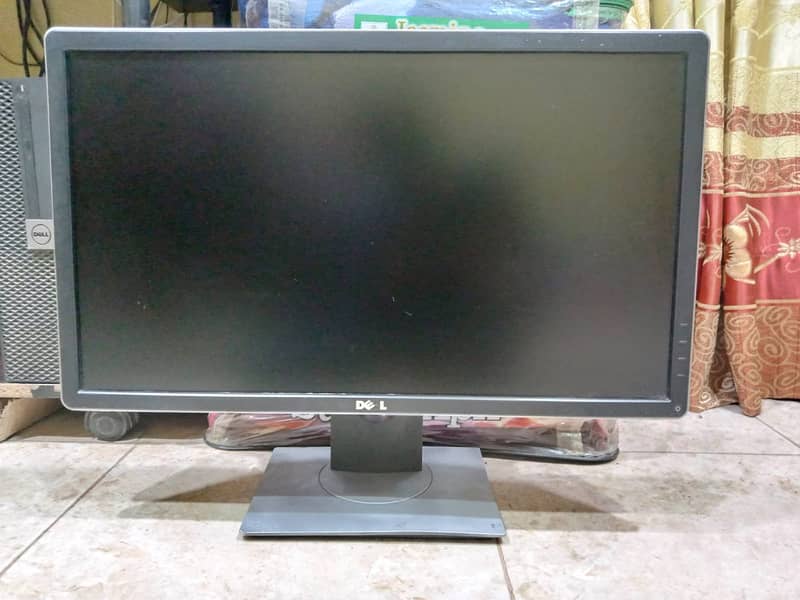 Dell 24" Display for Sell Available in Cheap - Only Lines on Display 6