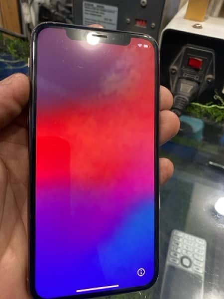 iclouded iphone xs , 128 gb , non pta no open back glass break 7