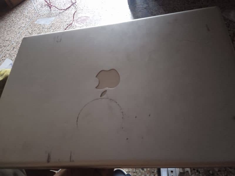 Apple laptop model A1150 9/10 condition 1