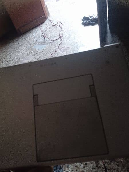 Apple laptop model A1150 9/10 condition 2