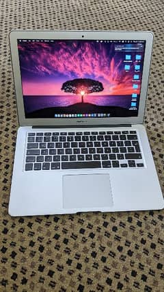 MacBook Air 13.3 Looks Brand New